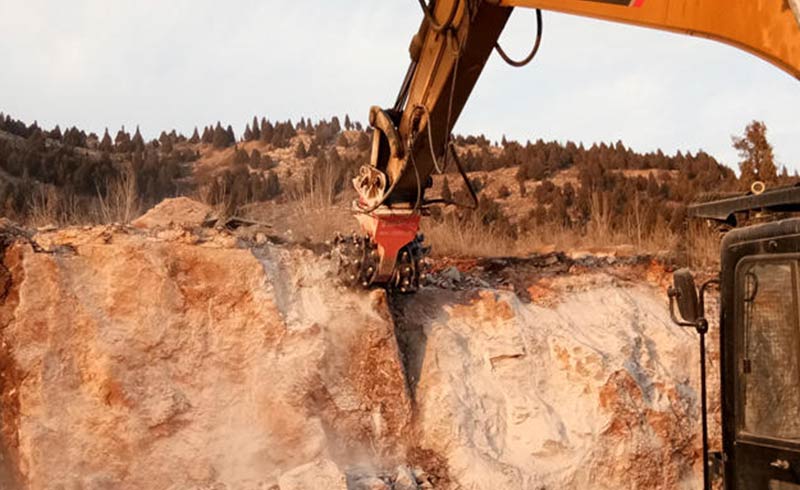 In rock mining with hydraulic milling and excavator