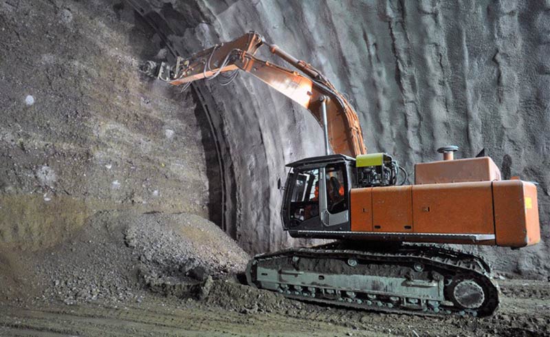 Hydraulic milling machine in tunnel construction