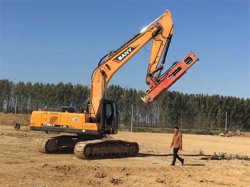 The Rapid Impact Compaction is installed on the excavator